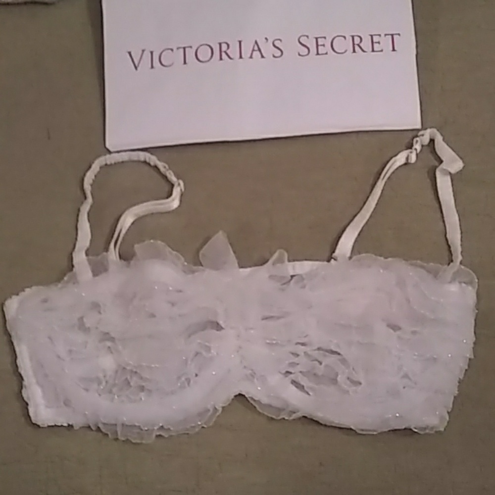 Nwt Victoria secret wedding white  lace ruffle 34D